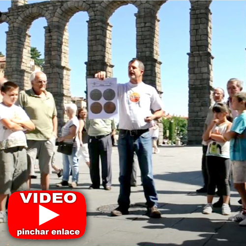 FREE MEDALS TOSSED INTO THE AIR - Celebrating 200 years of the Spanish Constitution - Aqueduct Plaza in Segovia
